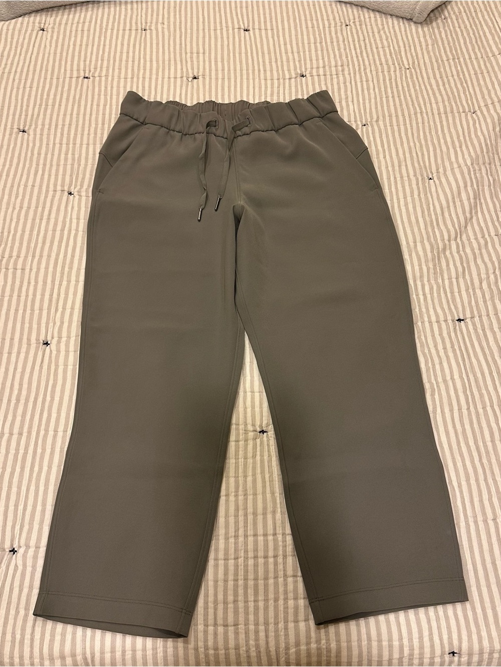 lululemon athletica Women's Cropped Olive Green Drawstring Joggers